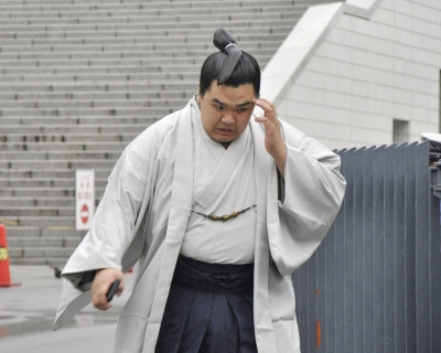 Hokuseiho leaves the Ryogoku Kokugikan in Tokyo after a meeting with the Japan Sumo Association on Wednesday.