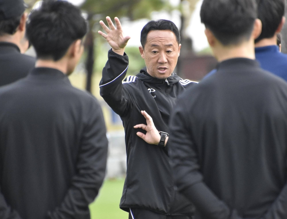 Machida Zelvia manager Go Kuroda is proving that amateur coaches can make successful transitions to the professional ranks. 