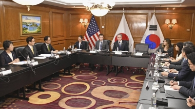 Foreign Minister Yoko Kamikawa (far left) hold talks with U.S. Secretary of State Antony Blinken (center right) and South Korean Foreign Minister Cho Tae-yul in Rio De Janeiro on Thursday.