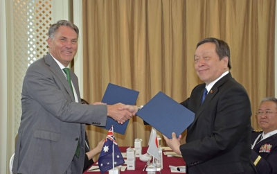 Then-Defense Minister Yasukazu Hamada (right) poses with his Australian counterpart Richard Marles after they signed a deal to simplify procedures for joint technical studies on defense equipment in Singapore in June.