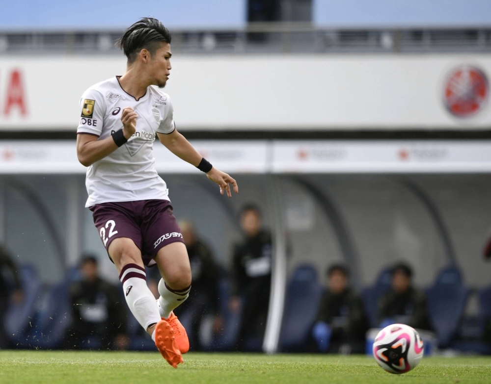 Daiju Sasaki scores Kobe's second goal in the second half of their J. League opener on Saturday in Iwata, Shizuoka Prefecture. 