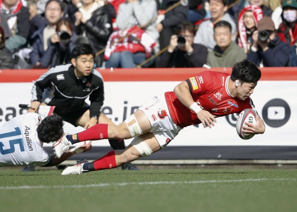 Brave Lupus flanker Takeshi Sasaki scores a try against the Yokohama Eagles on Saturday at Prince Chichibu Memorial Rugby Ground in Tokyo. 