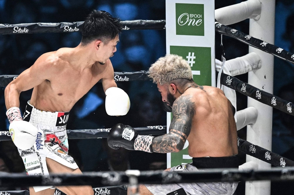 Junto Nakatani (left) knocks down Mexico's Alexandro Santiago during their WBC bantamweight bout at Ryogoku Kokugikan in Tokyo on Saturday. 