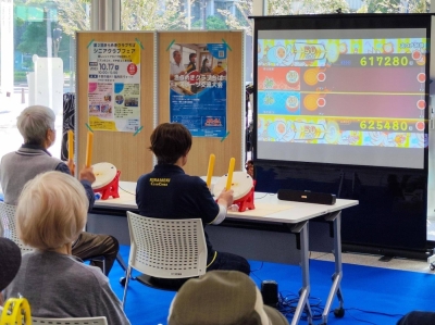 Older people take part in a rhythm game competition at Chiba City Hall on Oct. 17.