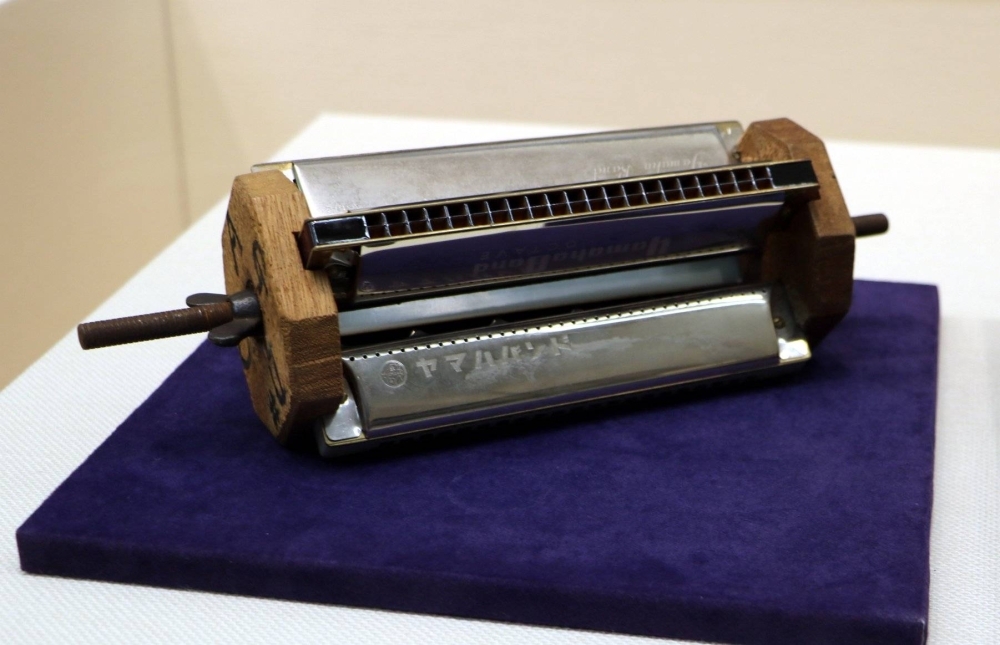 The “harmonica assembler” Kondo devised for members with difficulties moving their hands.