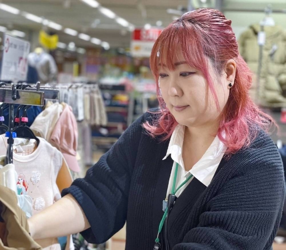 An employee at the Apita Kisarazu shopping mall in Kisarazu, Chiba Prefecture. Pan Pacific International Holdings, the parent company of the firm that operates Apita, abolished its rules on hair color in 2022 following requests by its employees.