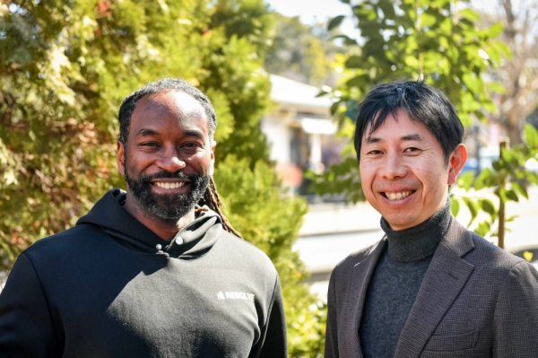 Maurice Shelton (left) and his lawyer Motoki Taniguchi spoke about alleged racial bias on behalf of the police at a recent press conference.