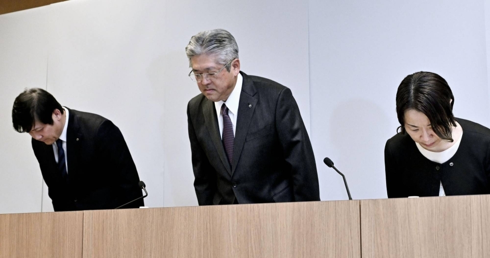 Nippon Telegraph and Telephone West President Masaaki Moribayashi (center) bows at a news conference in Osaka on Thursday.