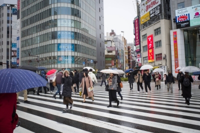 Japan's unemployment rate fell to 2.4% in January from 2.5% in the previous month, with economists suggesting that the current recession is making firms hesitant to increase job postings.