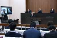 As people in the public gallery looked on at the Osaka High Court on Friday, lawyers for the appellant and respondent deliberated over evidence and confirmed the judgment date remotely. | Pool / via Jiji