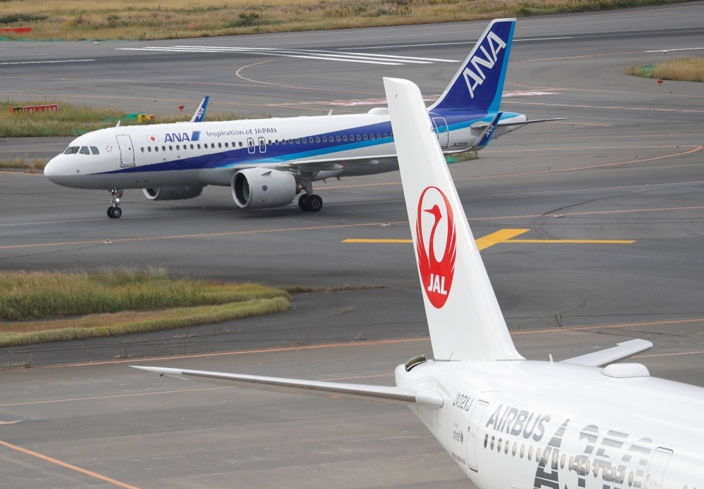 Business is booming for Japan's top airlines as the weak yen spurs the arrival of more foreign visitors, while local demand for international trips and domestic routes remains high. 