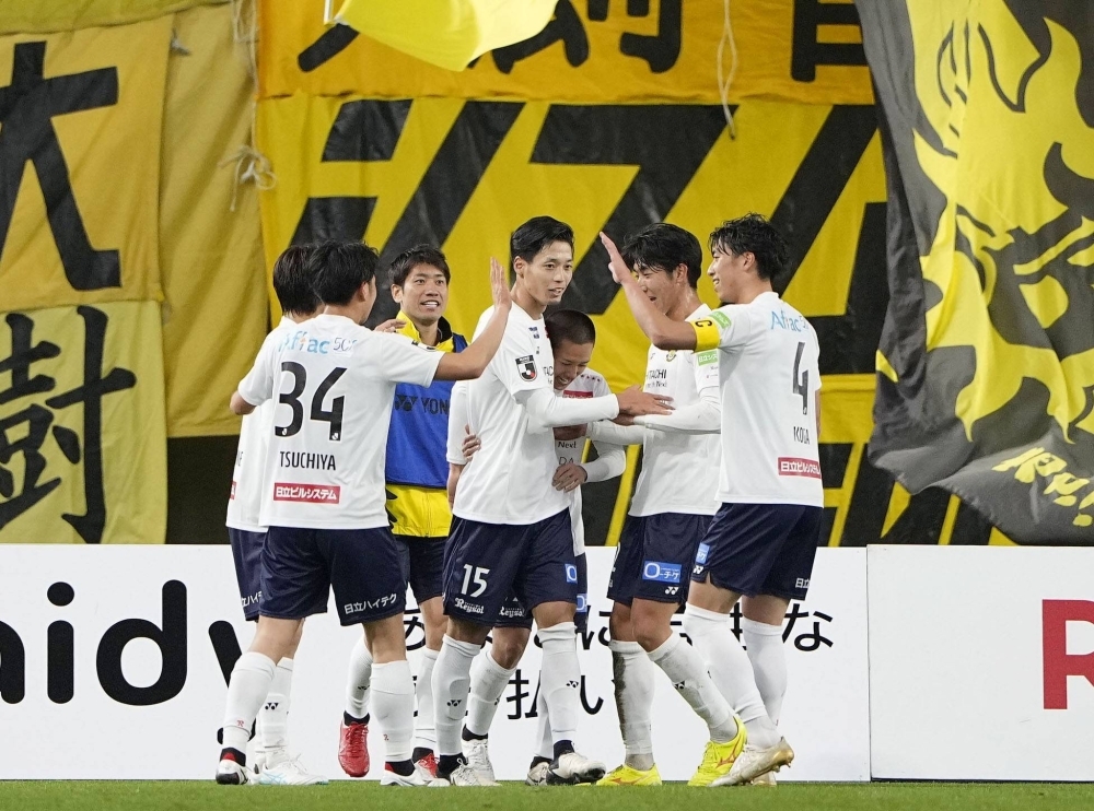 Kashiwa players celebrate after substitute Kosuke Kinoshita's 83rd-minute winner during the team's game against Kobe on Saturday. 
