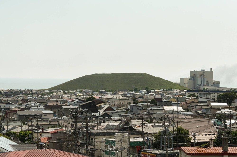 Угольный холм рядом с электростанцией Кусиро в Кусиро, Хоккайдо, июль 2023 года. Быстрый отказ от ископаемого топлива поставит под угрозу стабильное энергоснабжение, заявило министерство промышленности.