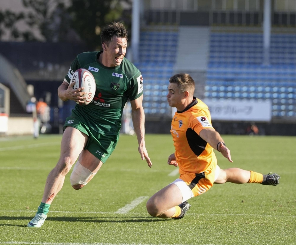 Ben Paltridge (left) of the Sagamihara Dynaboars scores a try in the second half of a Japan Rugby League One match against Kubota Spears at Prince Chichibu Memorial Rugby Ground in Tokyo on Sunday.