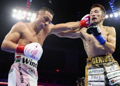 Japan's Reiya Abe (right) battles Mexico's Luis Alberto Lopez for the IBF world featherweight championship in Verona, New York, on Saturday.