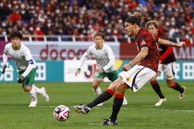 Alexander Scholz equalizes from the penalty spot for Urawa Reds in their J. League first-division match against Tokyo Verdy at Saitama Stadium on Sunday.