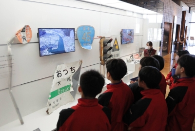 Junior high school students from the inland town of Sumita, Iwate Prefecture, visit the Iwate Tsunami Memorial Museum in the city of Rikuzentakata in December.