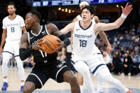 Memphis Grizzlies forward Yuta Watanabe (right) defends during a game against Brooklyn Nets in Memphis, Tennessee, on Feb. 26. | USA TODAY / via Reuters