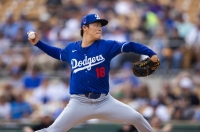 Dodgers pitcher Yoshinobu Yamamoto pitches against the White Sox during a spring training game in Glendale, Arizona, on Wednesday. | USA TODAY / VIA REUTERS