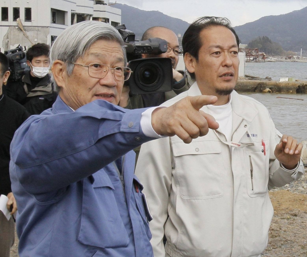 Makoto Iokibe (left) in Rikuzentakata, Iwate Prefecture in 2011 when he headed a government panel on reconstruction after the Great East Japan Earthquake.
