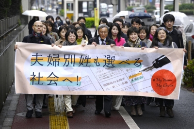Plaintiffs who have filed a lawsuit over Japan's separate surname rule head into the Tokyo District Court on Friday.