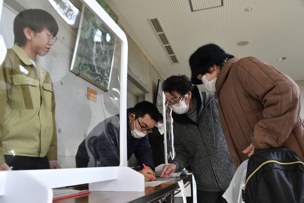 Residents of Onagawa, Miyagi Prefecture, participate in a nuclear disaster drill at an evacuation facility in Kurihara on Jan. 20.