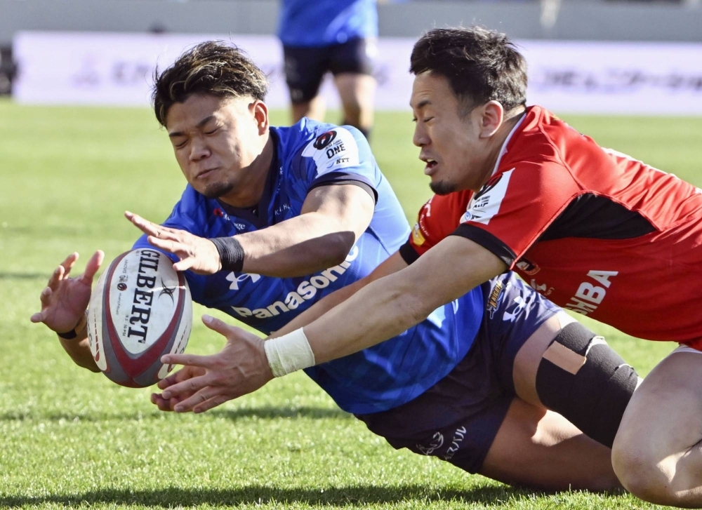 Kyohei Yamasawa scores a try for the Wild Knights during the team's 36-24 win over Brave Lupus on Saturday at Kumagaya Rugby Stadium. 