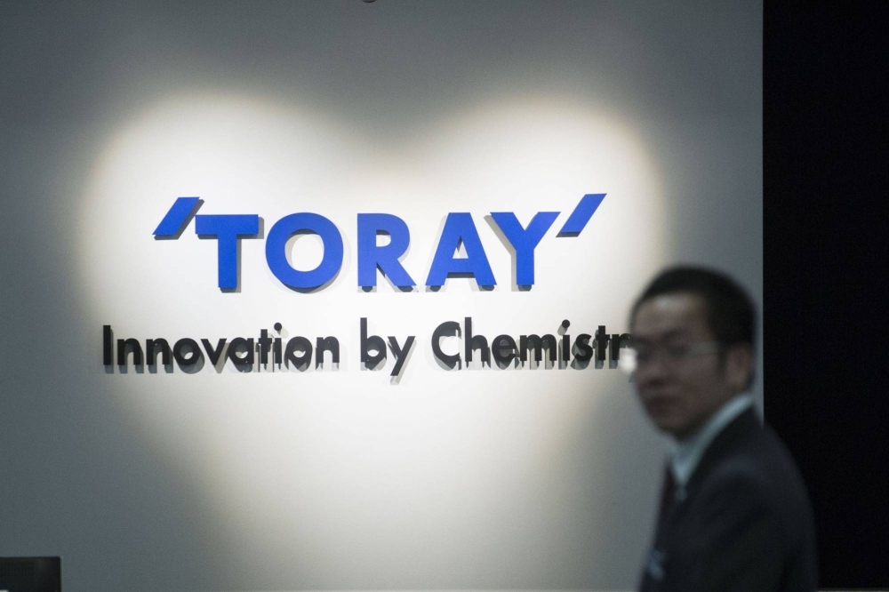 Toray Industries announced in November that it has developed the PFAS-free water-repellent textile Deweight, which it is looking to market to apparel brands in time for the 2025 spring-summer season.