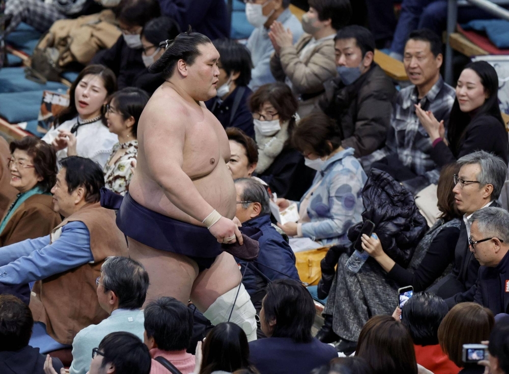 Terunofuji forced Nishikigi to the brink of defeat, but simply could not put him away and paid the price as he started the 15-day meet at Edion Arena Osaka with a loss.