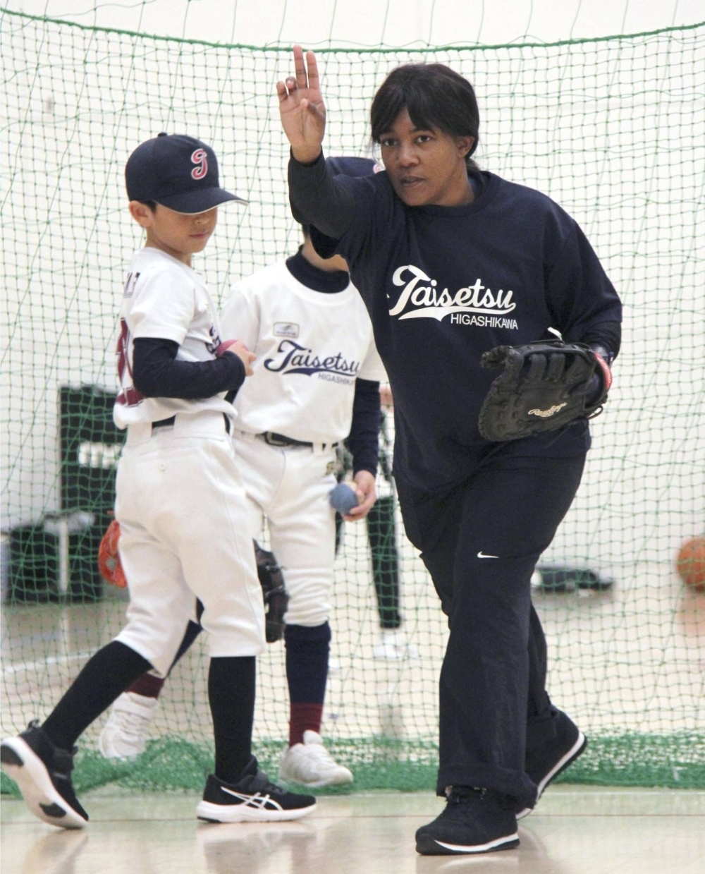 Bianca Smith works with an elementary school player in Higashikawa, Hokkaido, on Jan. 29, 2024. 