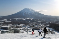 According to the Sapporo District Meteorological Observatory, no avalanche warning was issued for the Mount Yotei area, nor was it snowing heavily around the time of the incident. The police and fire department are investigating the details of the accident. | Bloomberg