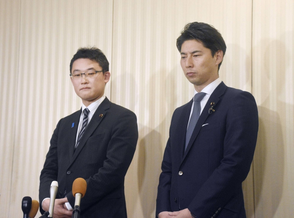 LDP Youth Division leaders Takashi Fujiwara (left) and Yasutaka Nakasone submitted their resignations to the party headquarters last Friday over an event hosted by the party's Wakayama chapter last November that featured female dancers in revealing outfits.