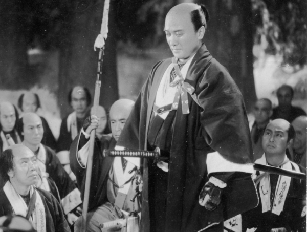 Chojuro Kawarasaki plays Kuranosuke Ooishi in Kenji Mizoguchi’s 1941 film “Genroku Chushingura” (The 47 Ronin). The story, sometimes told with 46 retainers, has fascinated Japanese audiences since first being performed as a puppet play in 1748. 