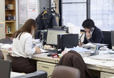 Travel agency workers in Kanazawa, Ishikawa Prefecture, take calls Tuesday for reservations for a government-subsidized tourism discount campaign.
