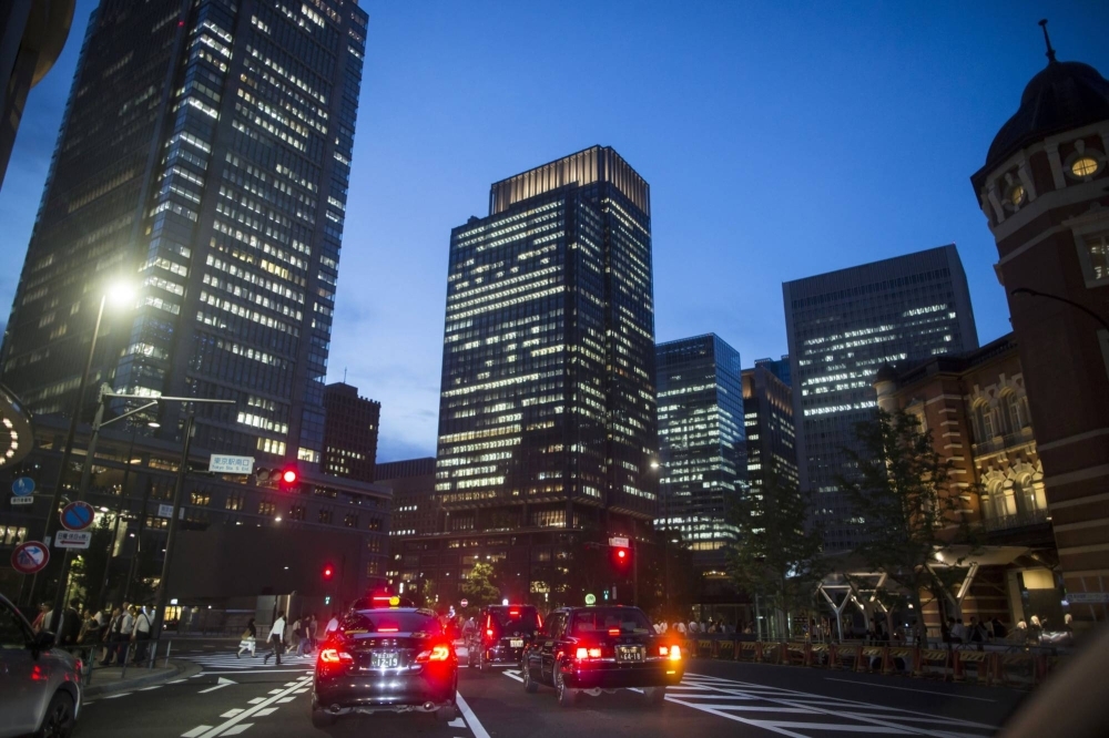 Business sentiment among major Japanese companies in the January to March period deteriorated to record its first negative reading in four quarters.