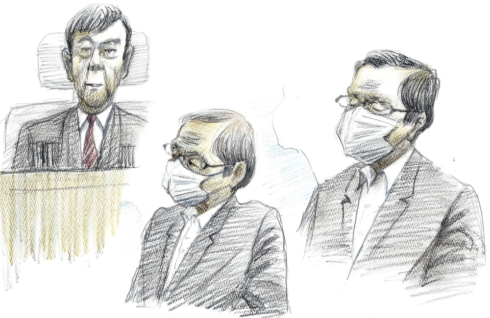 A court sketch shows Satoru Nomura, head of the Kudokai crime syndicate (center), and Fumio Tanoue, the group's second-in-command (right), during their sentencing at the Fukuoka High Court on Tuesday.