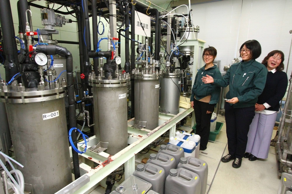 Phytochemical Products CEO Makiko Kato (second from right) and Chief Technology Officer and professor Naomi Kitakawa (right) at the startup's laboratory in Sendai