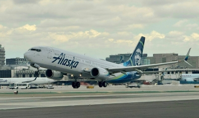 An Alaska airlines Boeing 737 takes off from Los Angeles International Airport on March 6. Boeing unveiled that it handed over 27 airplanes to customers in February, lagging the 49 notched by Airbus.
