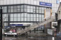 Kazuto Inaba, a resident of Tokyo’s Edogawa Ward, was arrested shortly after noon on Tuesday at the Kameido branch of Mizuho bank. He has already confessed to the crime, citing financial difficulties. | KYODO