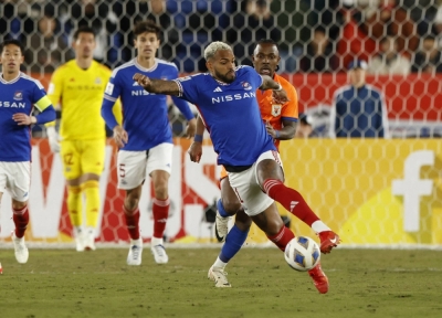 Yokohama F. Marinos' Anderson Lopes in action with Shandong Taishan's Fernandinho in the two sides' Asian Champions League quarterfinal second-leg clash in Yokohama on Wednesday