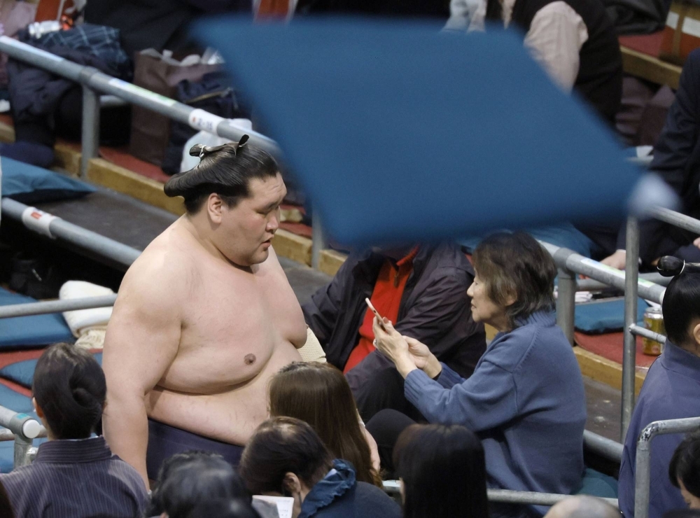 Terunofuji leaves the arena after suffering his third loss of the Spring Grand Sumo Tournament in Osaka on Thursday.