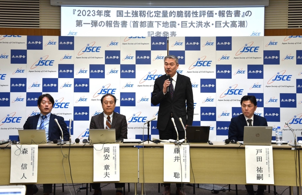 Satoshi Fujii (second from right), head of a subcommittee of the Japan Society of Civil Engineers, speaks at a news conference on Thursday about the potential costs of an inland quake hitting the Tokyo region.
