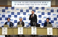 Satoshi Fujii (second from right), head of a subcommittee of the Japan Society of Civil Engineers, speaks at a news conference on Thursday about the potential costs of an inland quake hitting the Tokyo region. | Jiji
