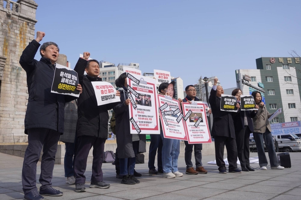 Supporters of South Korean plaintiffs in wartime labor lawsuits hold a rally in Seoul on March 6.