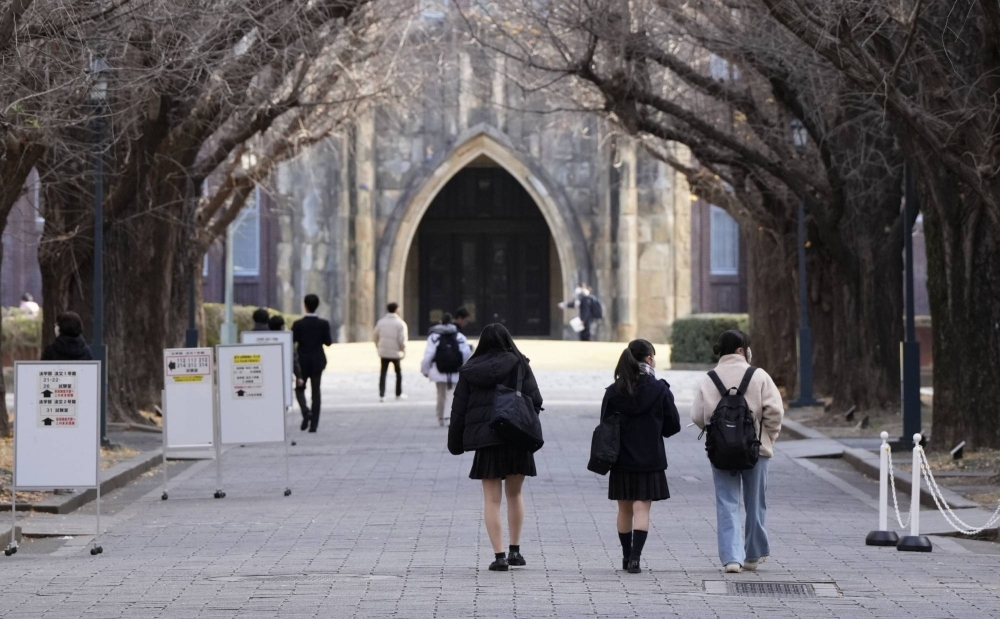 The government plans to make children of foreign workers residing in Japan eligible for university-level scholarships under certain conditions.