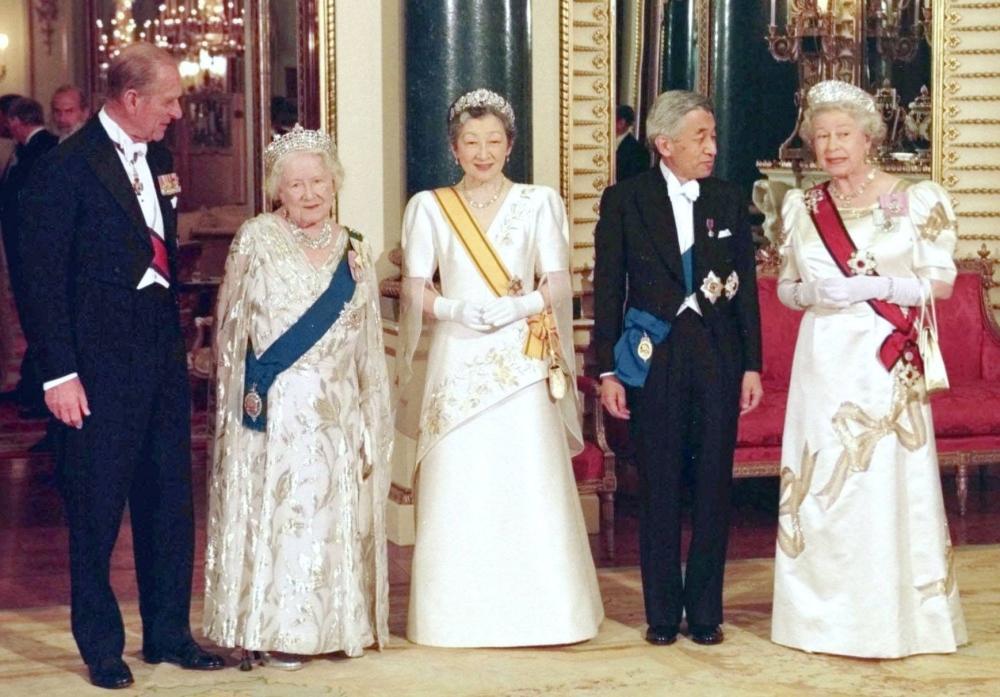 Emperor Akihito and Empress Michiko attened a banquet with Queen Elizabeth and her husband in Buckingham Palace in London in May 1998.