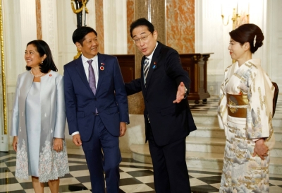 Prime Minister Fumio Kishida and his wife, Yuko, welcome Philippine President Ferdinand Marcos, Jr. and his wife, Louise Araneta, at the Akasaka Palace state guest house in Tokyo last December.