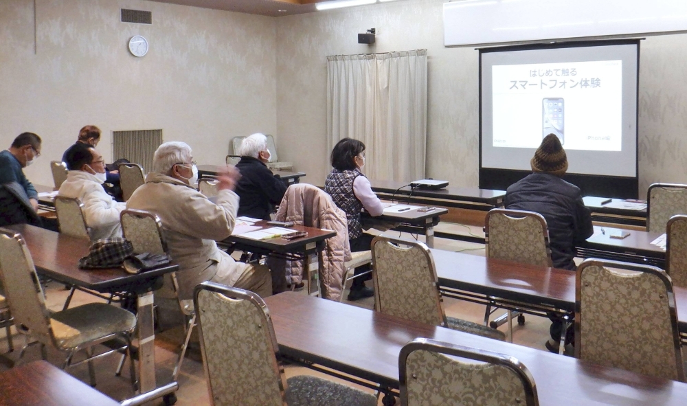A smartphone workshop is held in Tagawa, Fukuoka Prefecture, in December in conjunction with the implementation of measures to stimulate consumption through cashless payments.