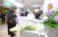Shizue Takahashi, a bereaved family member of the 1995 sarin attack on the Tokyo subway system, offers a prayer at Kasumigaseki Station on Wednesday, the 29th anniversary of the attack. | Pool / via Jiji