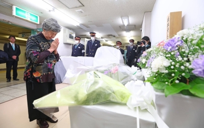 Shizue Takahashi, a bereaved family member of the 1995 sarin attack on the Tokyo subway system, offers a prayer at Kasumigaseki Station on Wednesday, the 29th anniversary of the attack.